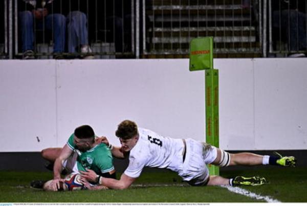 Ben O'Co<em></em>nnor of Ireland dives over to score his side's second try in the U20 Six Nations match against England. Photo by Harry Murphy/Sportsfile