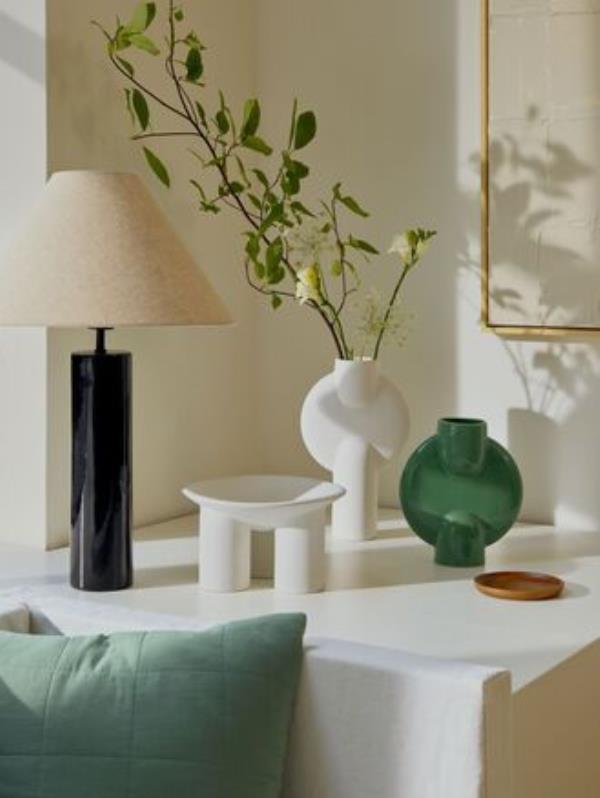  Acessories like lamps and vases are popular choices for gifting. H&amp;M Home's selection start at €14.99.