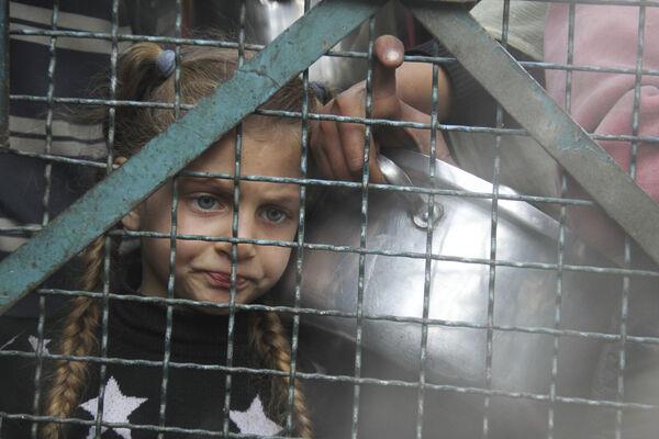  Palestinians line up to receive free meals at Jabaliya refugee camp in the Gaza Strip on Monday, March 18, 2024. (AP Photo/Mahmoud Essa)